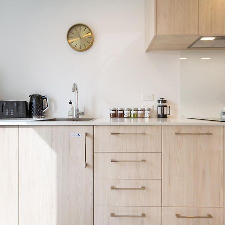 Prime Locale: Studio With Balcony Christchurch Bagian luar foto