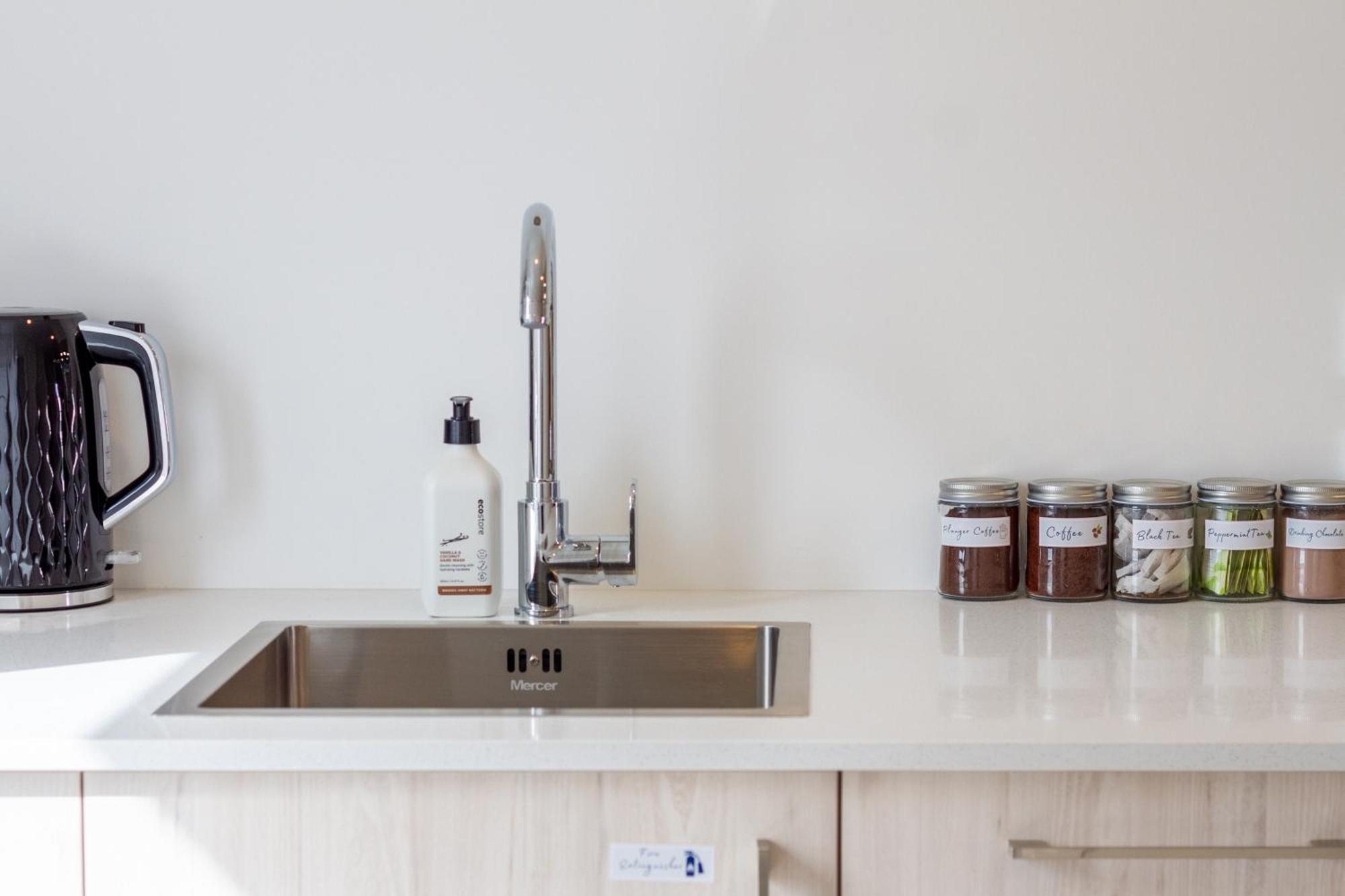 Prime Locale: Studio With Balcony Christchurch Bagian luar foto