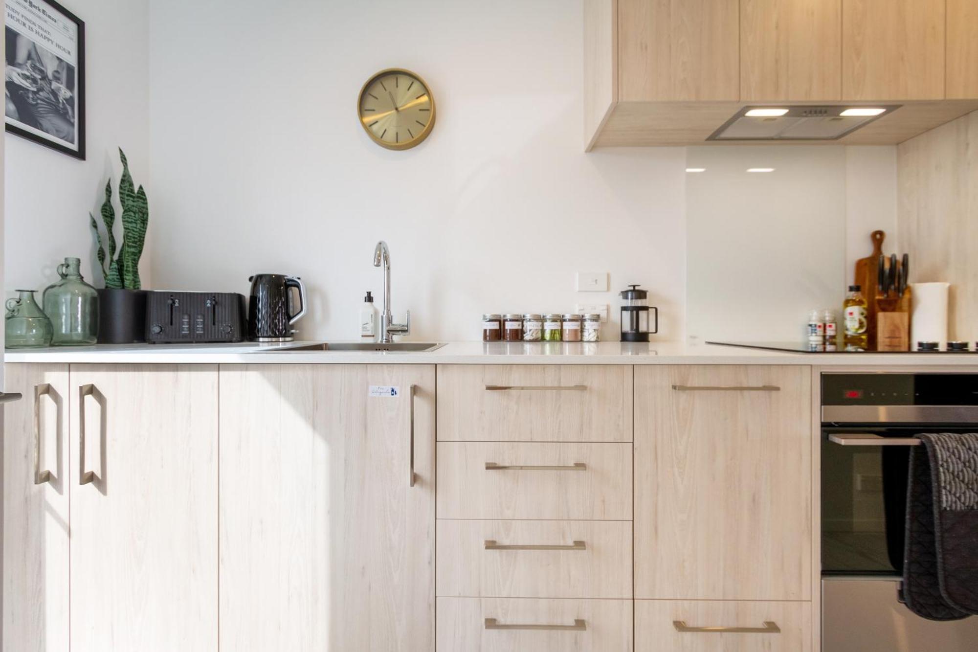 Prime Locale: Studio With Balcony Christchurch Bagian luar foto
