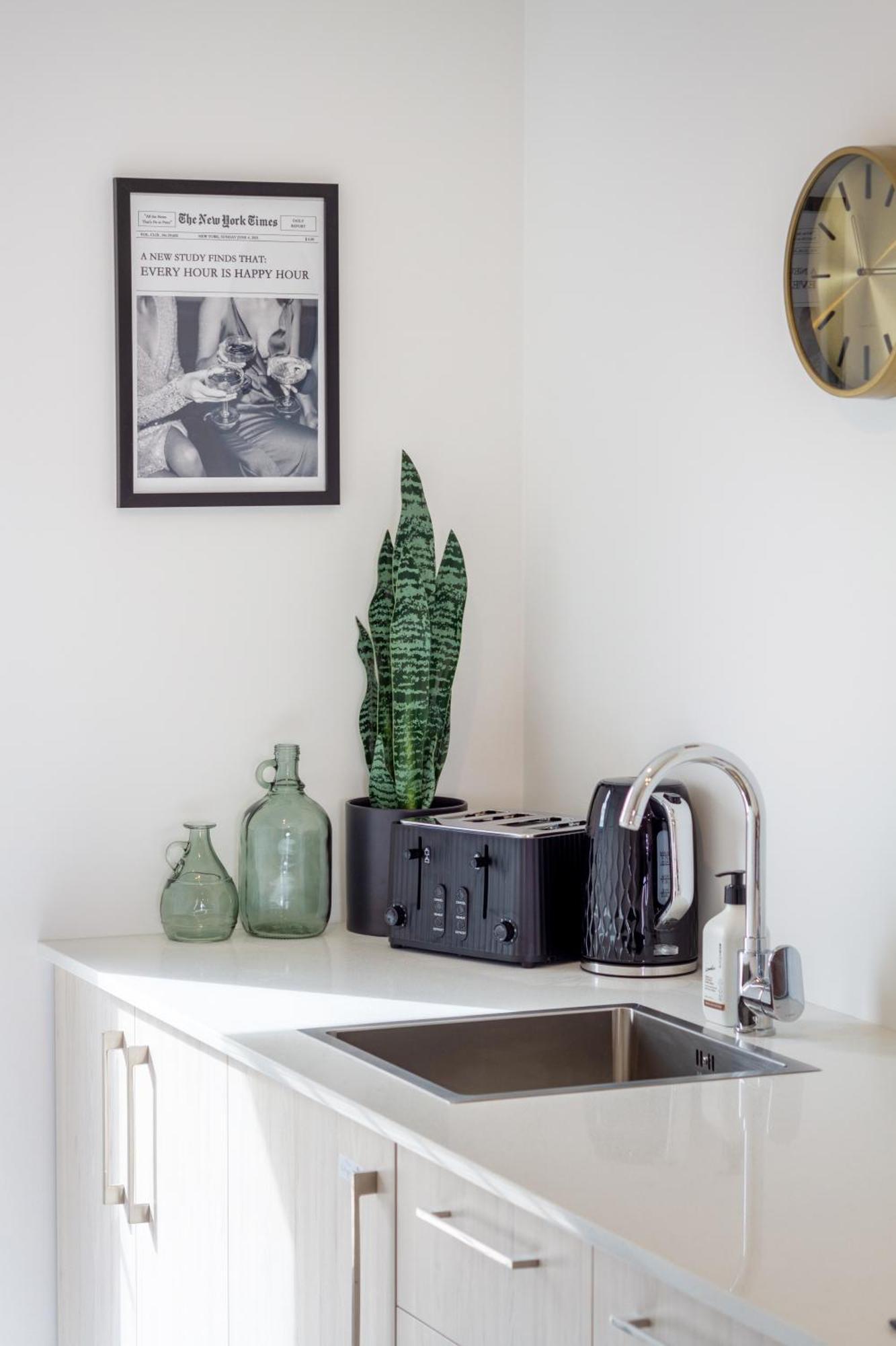Prime Locale: Studio With Balcony Christchurch Bagian luar foto
